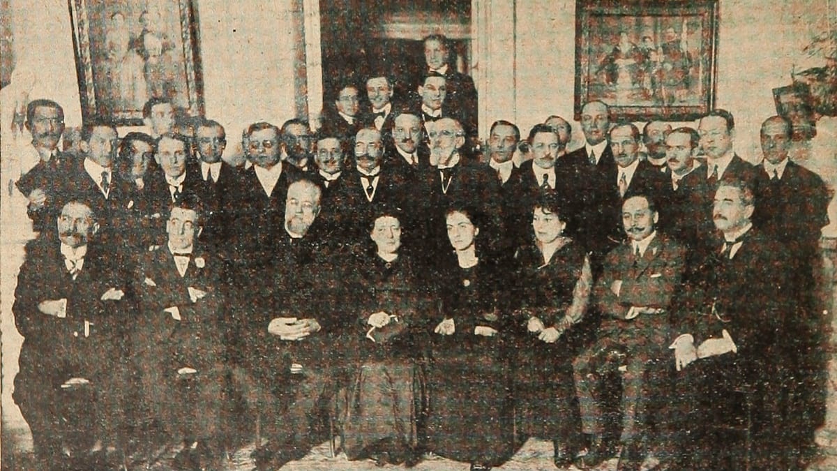 Retrato de grupo de los delegados extranjeros y la comisión organizadora de un congreso dental en Santiago de Chile en 1917